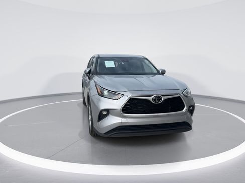 Used 2024 Toyota Highlander LE image 3