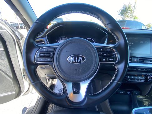 Used 2020 Kia Niro EX image 26