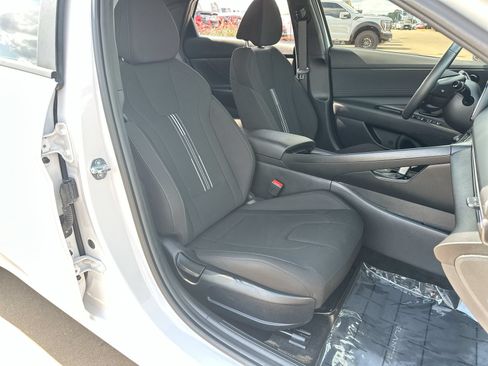 Used 2025 Hyundai Elantra SEL FWD image 25