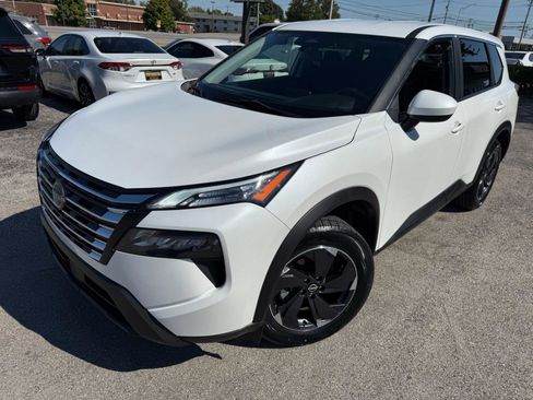 Used 2024 Nissan Rogue SV image 3