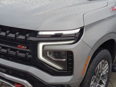 Used 2025 Chevrolet Suburban Z71 image 11