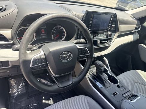 Used 2022 Toyota Highlander L FWD image 16