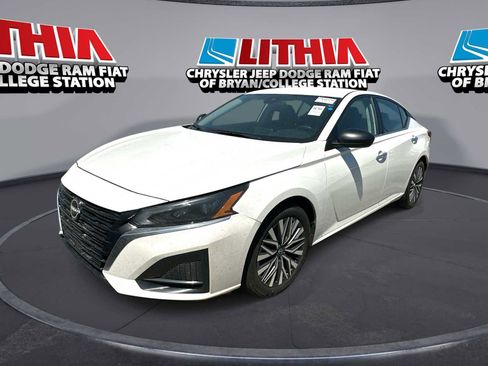 Used 2025 Nissan Altima 2.5 SV image 1