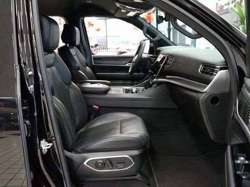 Used 2024 Jeep Wagoneer Series II w/ Flexible Seating Group image 47