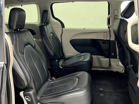 Used 2019 Chrysler Pacifica Touring-L FWD image 35