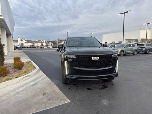 Used 2023 Cadillac Escalade Sport w/ LPO, ONYX Package image 3