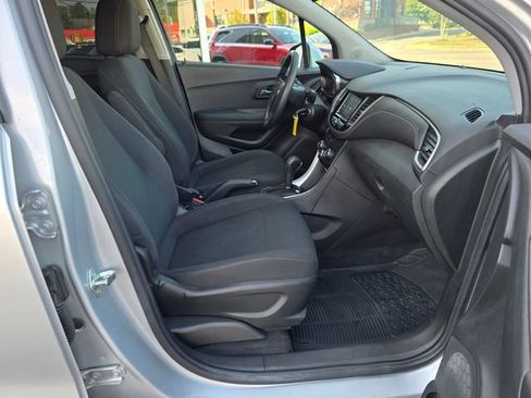 Used 2020 Chevrolet Trax LS FWD image 38
