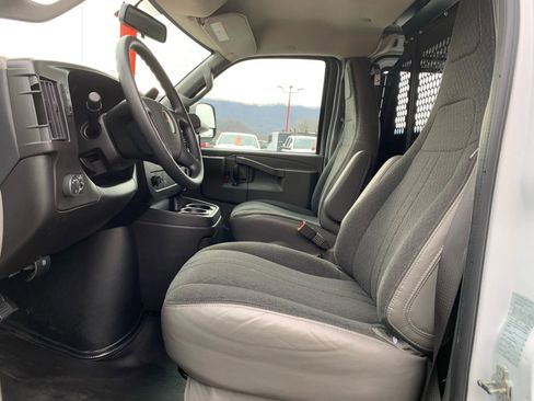Used 2024 GMC Savana 2500 w/ Driver Convenience Package image 10