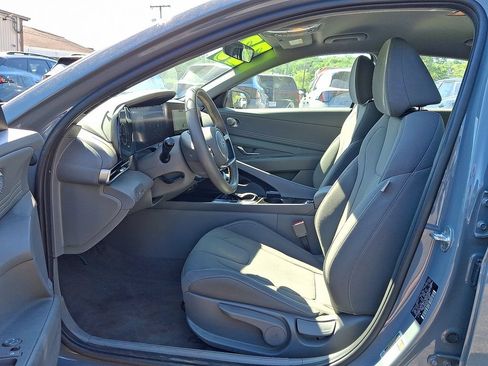 Used 2023 Hyundai Elantra SEL w/ Convenience Package FWD image 3