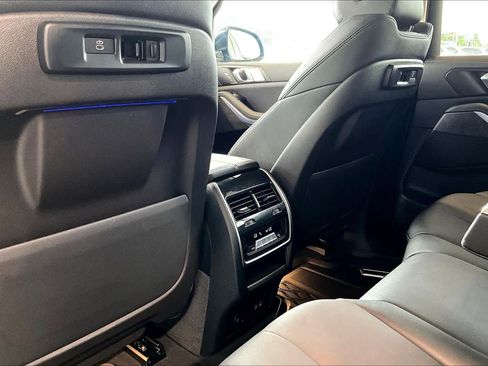 Used 2022 BMW X7 xDrive40i w/ Parking Assistance Package AWD/4WD image 34