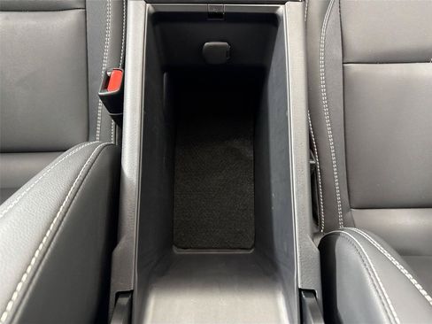 Used 2025 Toyota Camry SE FWD image 31