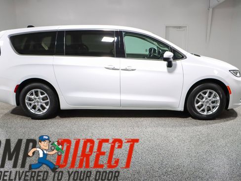 Used 2023 Chrysler Pacifica Touring-L image 6