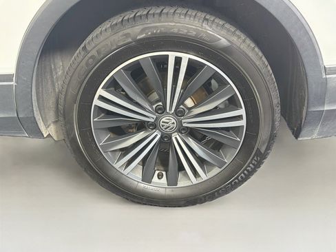 Used 2018 Volkswagen Tiguan SEL FWD image 11