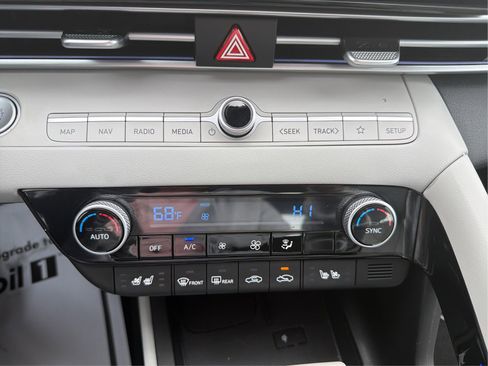 Certified 2025 Hyundai Elantra Limited FWD image 28