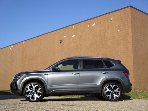 Used 2022 Volkswagen Taos SEL image 4