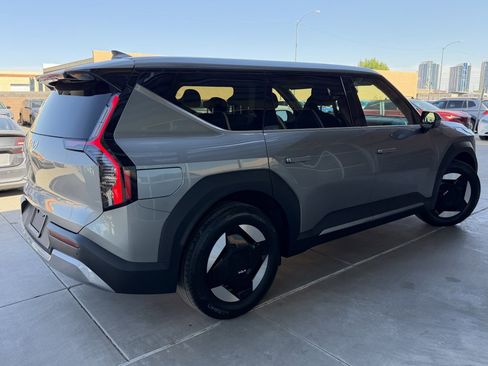 Used 2024 Kia EV9 Light RWD image 4