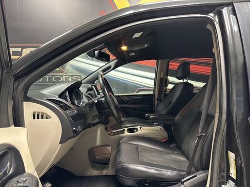 Used 2019 Dodge Grand Caravan SXT image 4