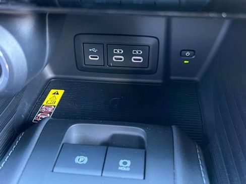 Certified 2024 Toyota Venza XLE image 30