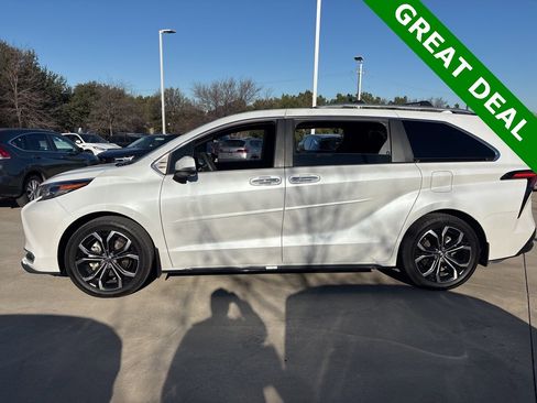 Used 2025 Toyota Sienna Platinum image 8