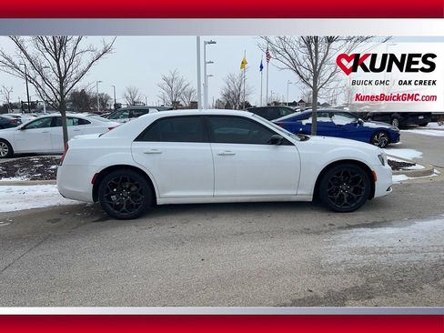 Used 2019 Chrysler 300 Touring w/ Sport Appearance Package image 4