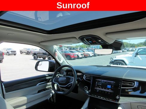 Used 2023 Jeep Wagoneer L Series II w/ Premium Group I AWD/4WD image 16