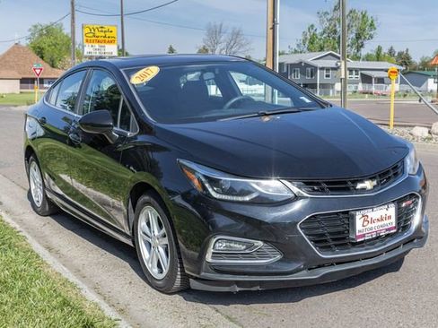 Used 2017 Chevrolet Cruze LT w/ Convenience Package FWD image 3