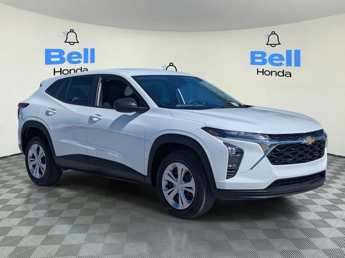 Used 2025 Chevrolet Trax LS image 6