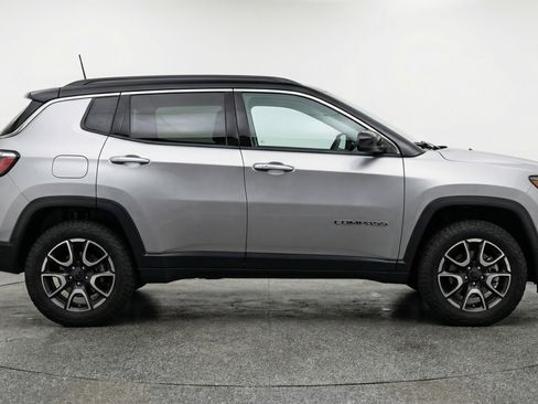 Used 2025 Jeep Compass Trailhawk AWD/4WD image 11