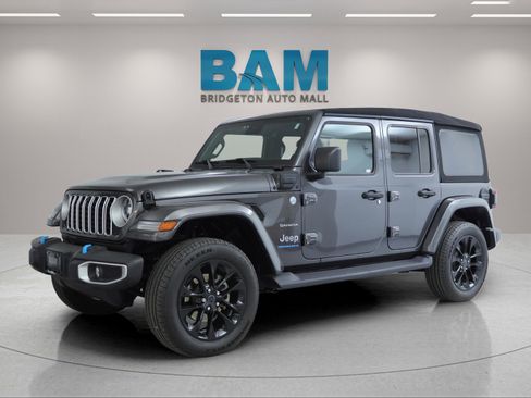 Used 2024 Jeep Wrangler Unlimited Sahara w/ Technology Group AWD/4WD image 3