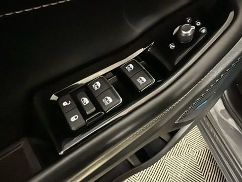 Used 2023 Jeep Grand Cherokee Overland w/ Luxury Tech Group IV AWD/4WD image 10