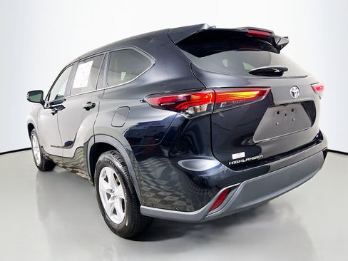 Used 2024 Toyota Highlander LE image 8