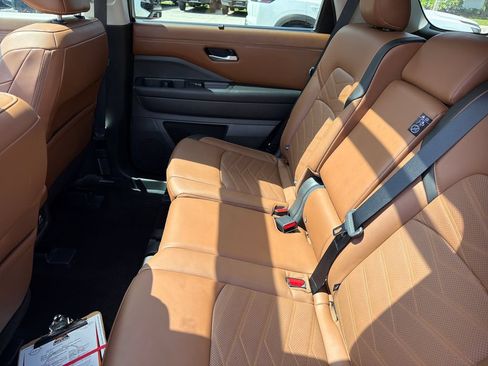 Used 2024 Nissan Pathfinder Platinum w/ Black Appearance Package FWD image 33