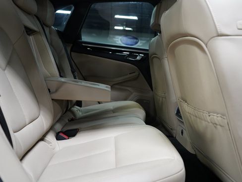 Used 2022 Porsche Macan AWD/4WD image 19