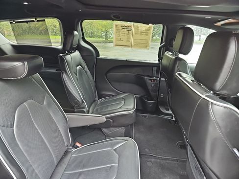 Used 2025 Chrysler Pacifica Limited FWD image 15