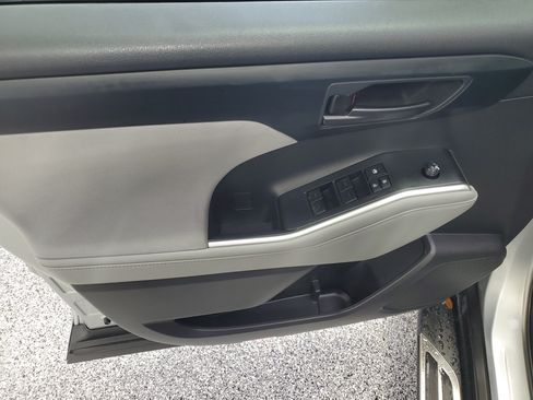 Used 2023 Toyota Highlander LE FWD image 21