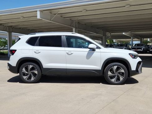 New 2026 Volkswagen Taos SE AWD/4WD image 2