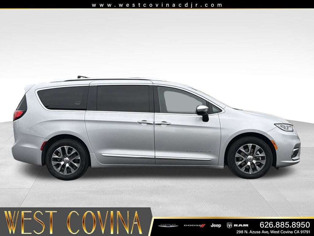 Used 2023 Chrysler Pacifica Pinnacle FWD image 12