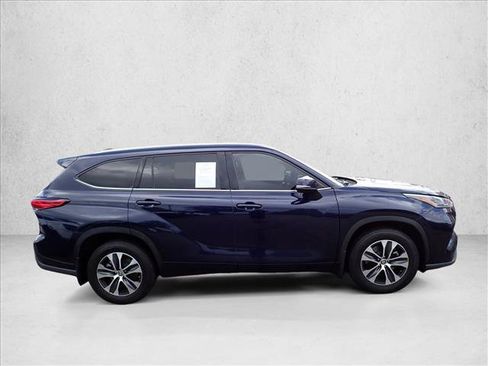 Used 2021 Toyota Highlander XLE AWD/4WD image 5