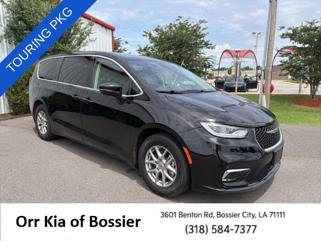 Used 2024 Chrysler Pacifica Touring-L FWD image 4