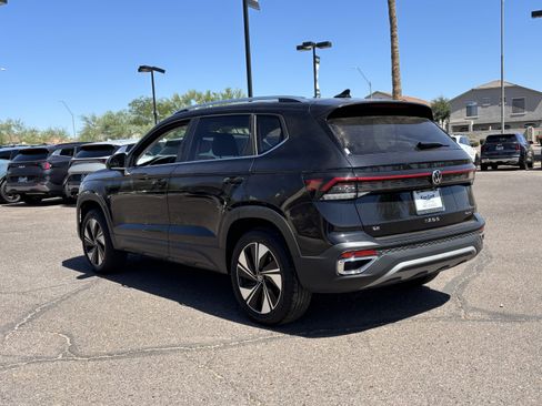 Used 2025 Volkswagen Taos SE AWD/4WD image 4