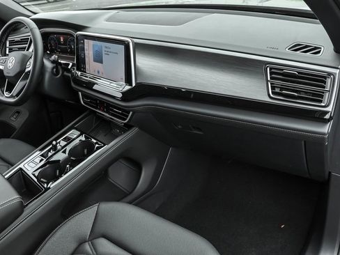 Used 2025 Volkswagen Atlas Cross Sport SE image 32