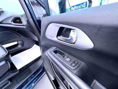 Used 2025 Chrysler Pacifica Limited FWD image 39