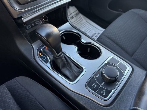 Used 2019 Jeep Grand Cherokee Laredo AWD/4WD image 24