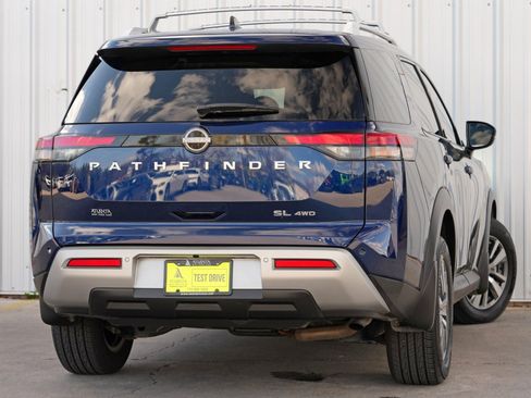 Used 2025 Nissan Pathfinder SL image 3