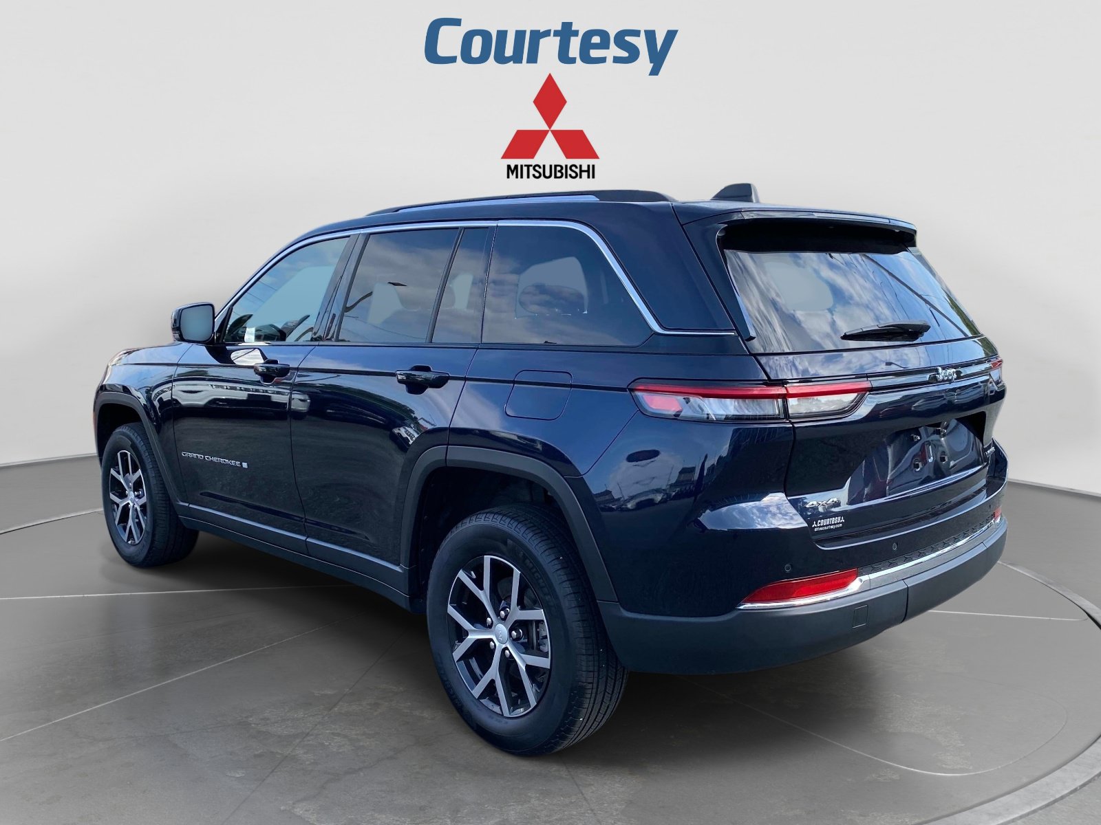 Used 2023 Jeep Grand Cherokee Limited AWD/4WD image 3