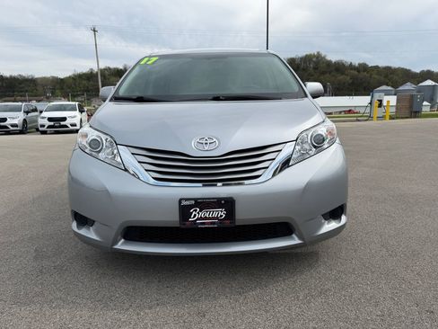 Used 2017 Toyota Sienna LE FWD image 2