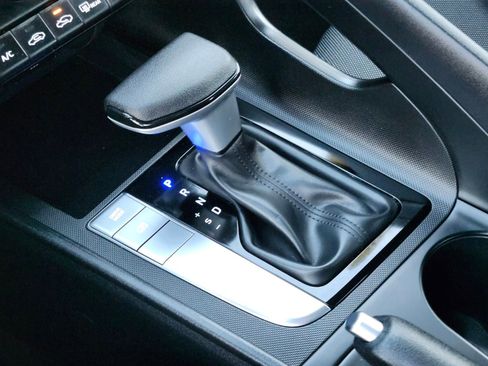 Certified 2025 Hyundai Elantra SE image 24