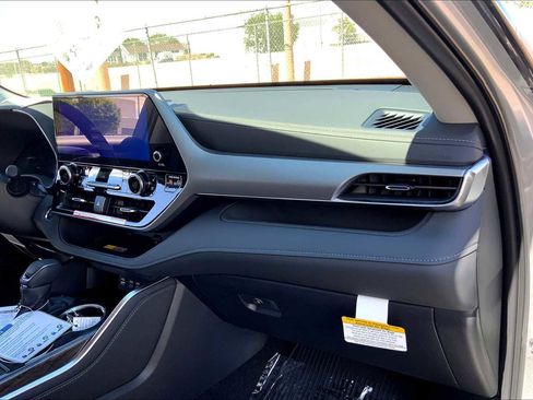 Used 2025 Toyota Highlander Platinum image 15