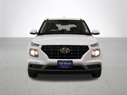 Used 2023 Hyundai Venue SE FWD image 4