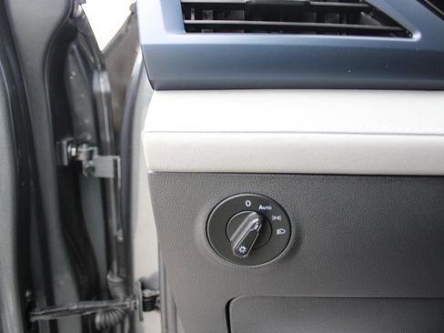 Used 2024 Volkswagen Taos SE image 12